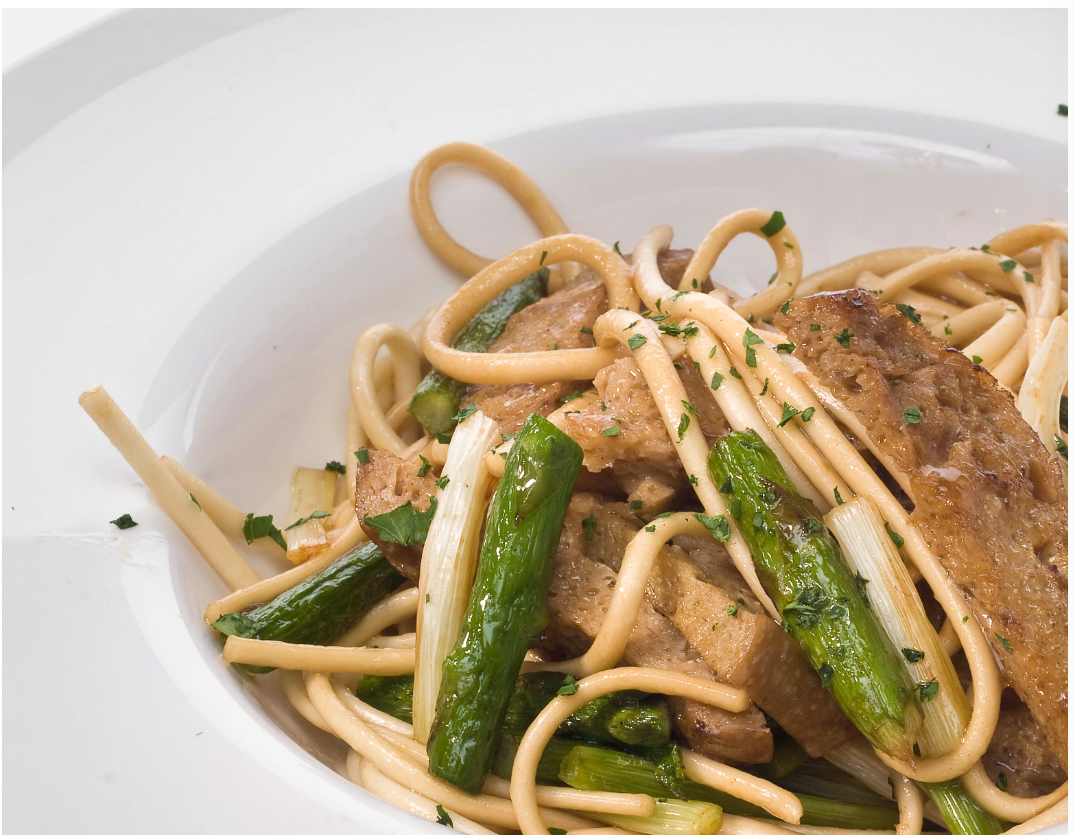 Pasta china con seitán y esparragos verdes